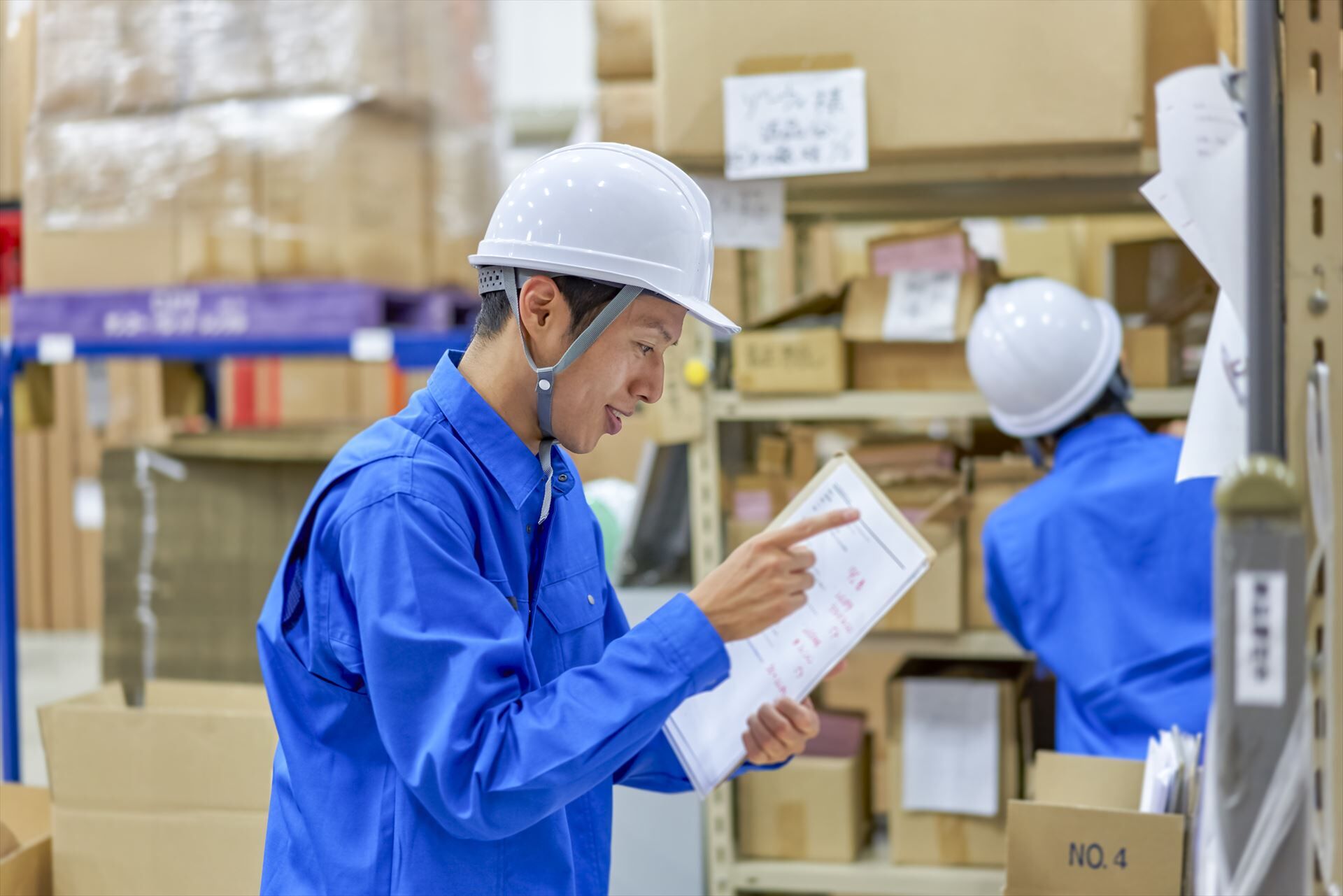 検品作業を行うスタッフ